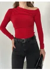 Kırmızı Tek Omuz Kayık Yaka Büzgülü Parmak Geçirmeli Body Bluz