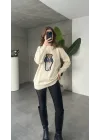Krem Bisiklet Yaka Ayıcık İşlemeli Oversize Uzun Triko Kazak