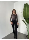 Leopar Tek Omuz Kayık Yaka Büzgülü Parmak Geçirmeli Body Bluz