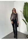 Leopar Tek Omuz Kayık Yaka Büzgülü Parmak Geçirmeli Body Bluz