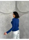 Saks Mavisi Burgu Detaylı Dekolteli Parmak Geçirmeli Body Bluz