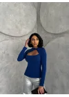 Saks Mavisi Burgu Detaylı Dekolteli Parmak Geçirmeli Body Bluz