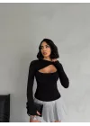 Siyah Burgu Detaylı Dekolteli Parmak Geçirmeli Body Bluz