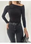 Siyah Tek Omuz Kayık Yaka Büzgülü Parmak Geçirmeli Body Bluz