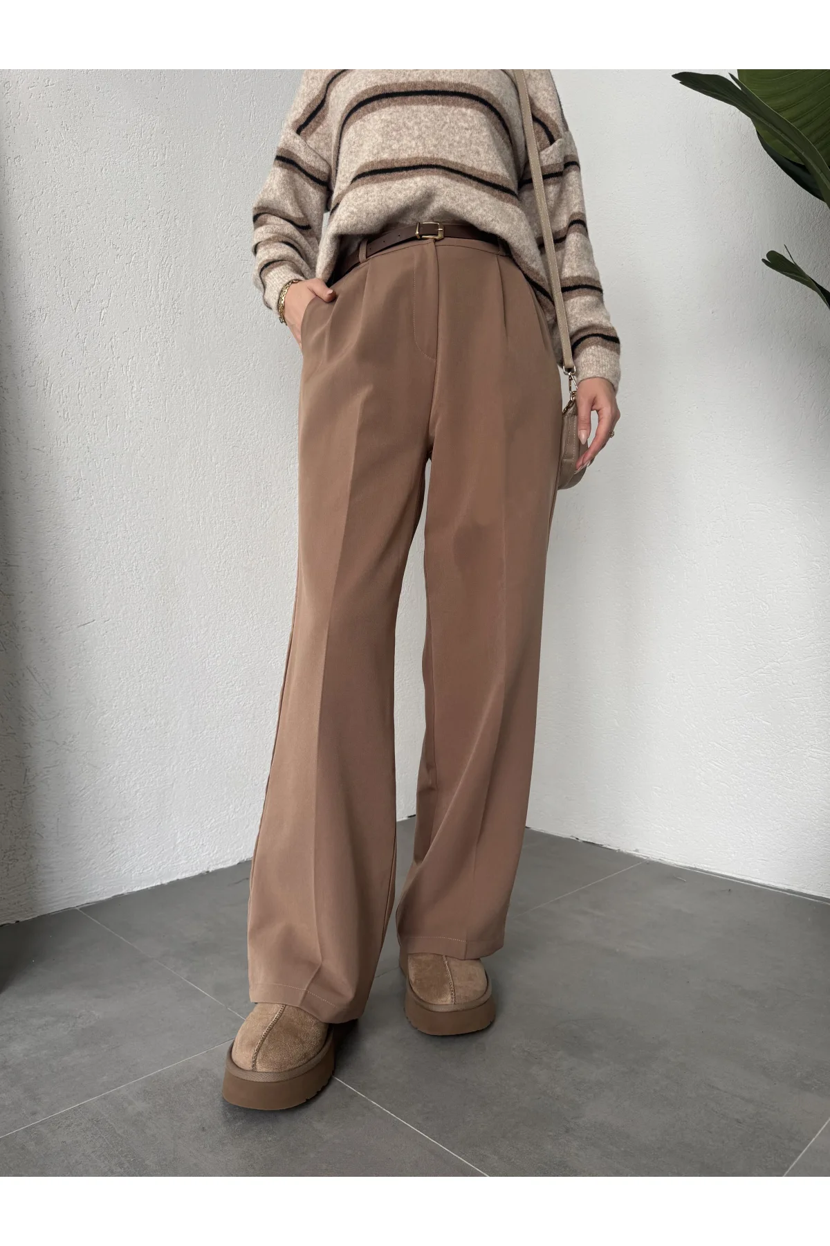Açık Kahverengi Pileli Tam Kalıp Bel Oturtmalı Geniş Paça Palazzo Pantolon