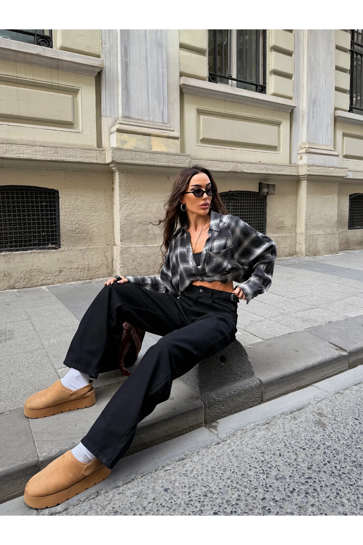 Siyah Kemerinde Tokalı Yıkamalı Baggy Geniş Paça Yüksek Bel Oturtmalı Jean Kot Pantolon