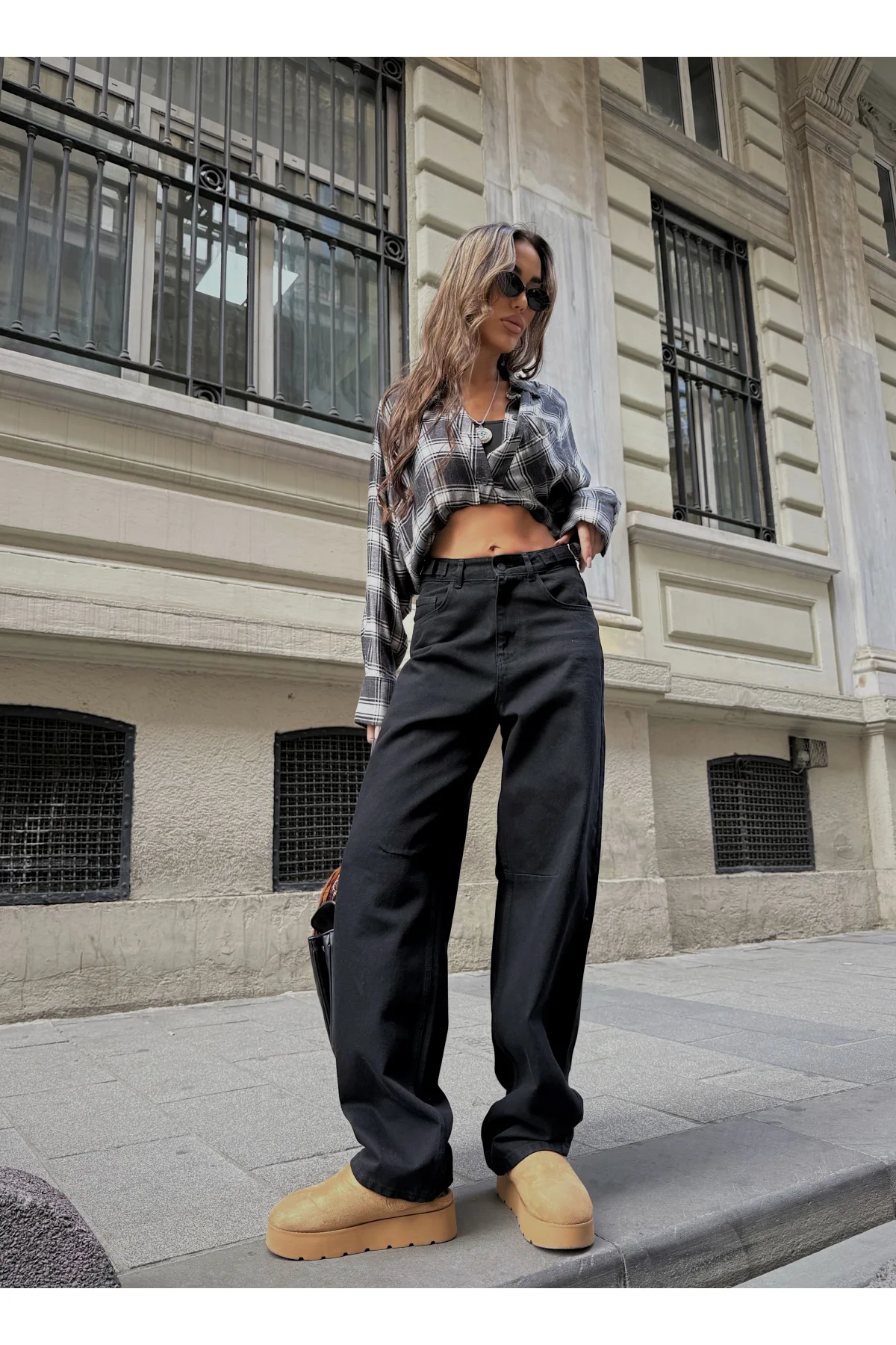 Siyah Kemerinde Tokalı Yıkamalı Baggy Geniş Paça Yüksek Bel Oturtmalı Jean Kot Pantolon