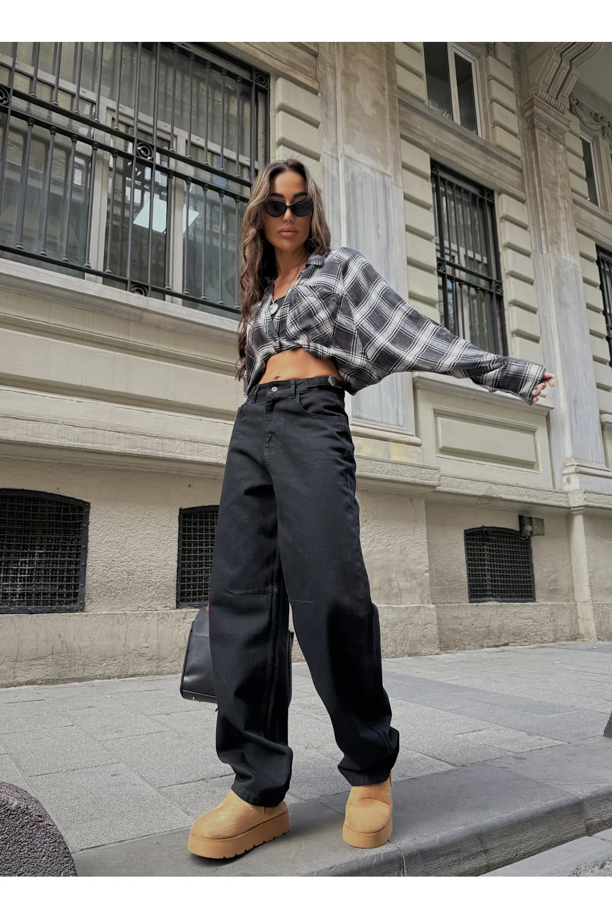 Siyah Kemerinde Tokalı Yıkamalı Baggy Geniş Paça Yüksek Bel Oturtmalı Jean Kot Pantolon