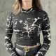 Mermer Desenli Dik Yaka Crop Body Bluz