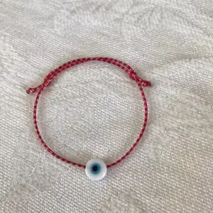 Beyaz Nazar Boncuklu Kırmızı Marteniçka Bileklik