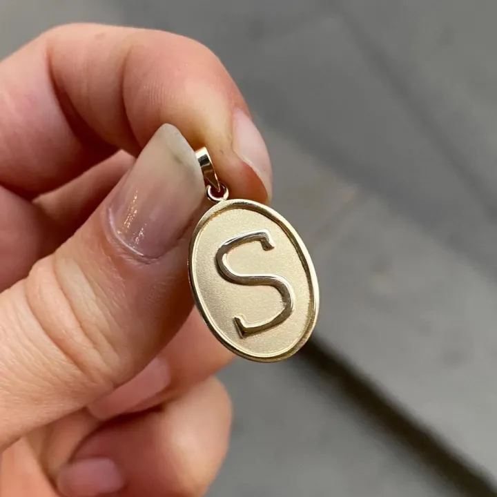 14 Ayar Altın Oval Plaka Harf Kolye Ucu