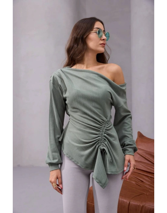 Düşük Omuz Yanadn Büzgülü Asimetrik Bluz