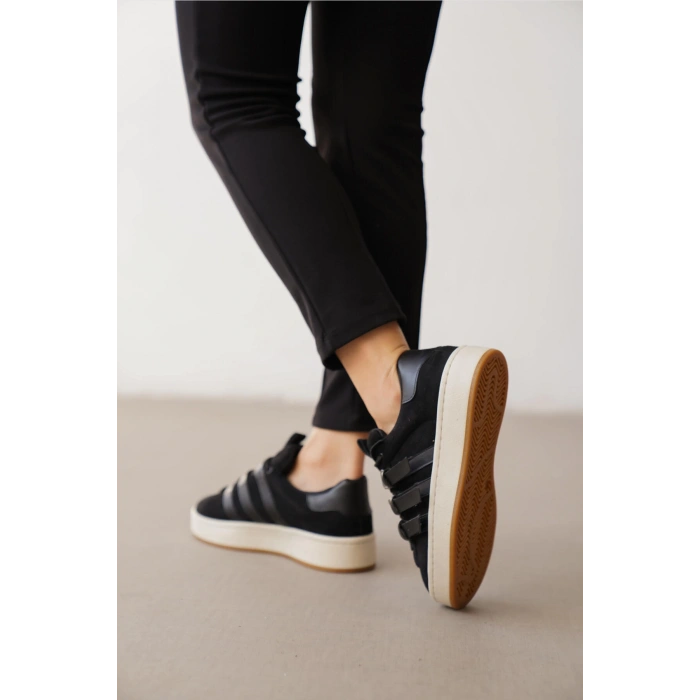 Alfreda Siyah Süet Toka Detaylı Spor Ayakkabı