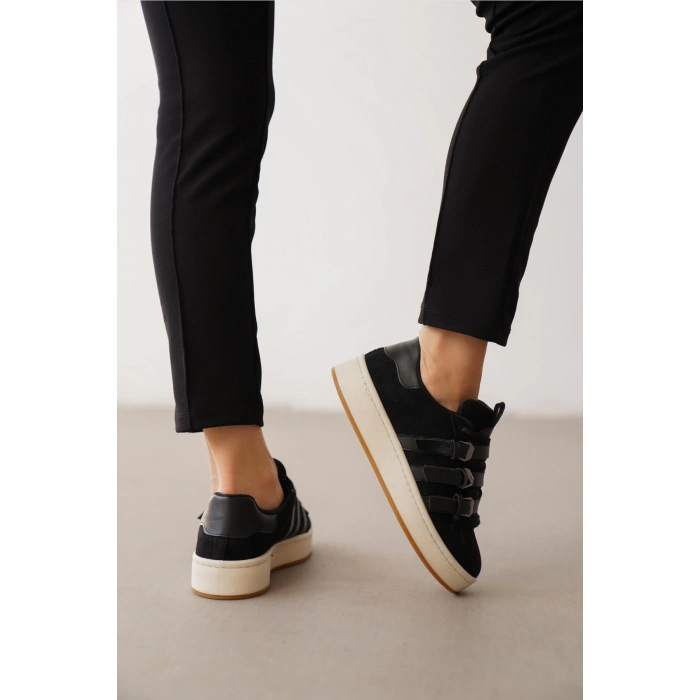 Alfreda Siyah Süet Toka Detaylı Spor Ayakkabı