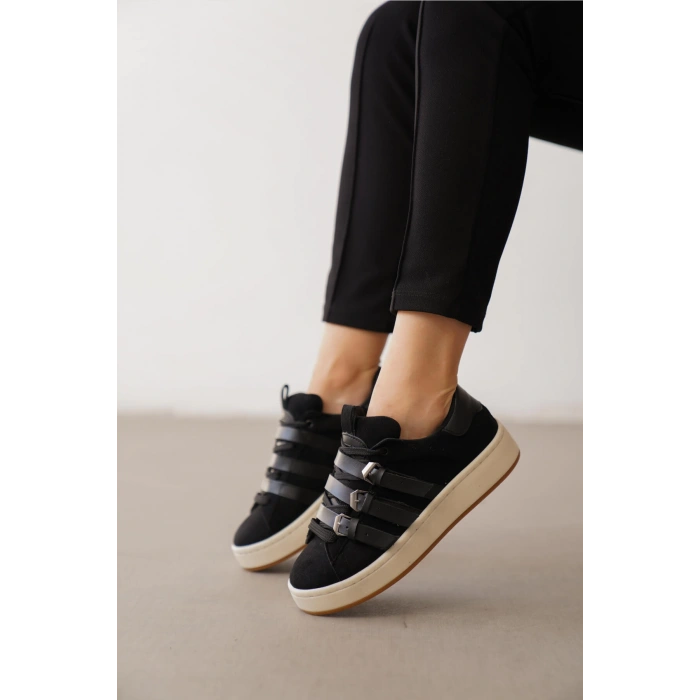 Alfreda Siyah Süet Toka Detaylı Spor Ayakkabı