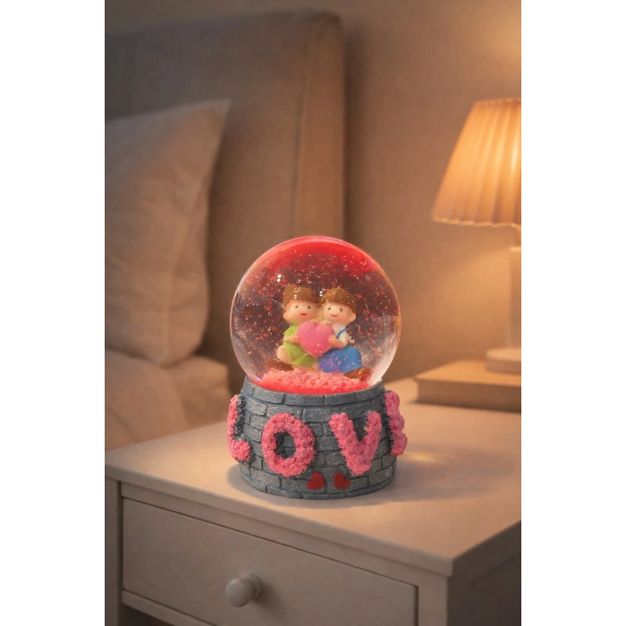 Aşk Temalı Led Işıklı Kar Küresi 9 cm – Romantik & Anlamlı Sevgili Hediyesi