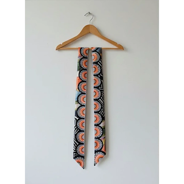 Fular Renkli Saten Geometrik Desenli Fular Zarif ve Canlı Tasarım – Günlük & Ofis, Hediye Edilebilir