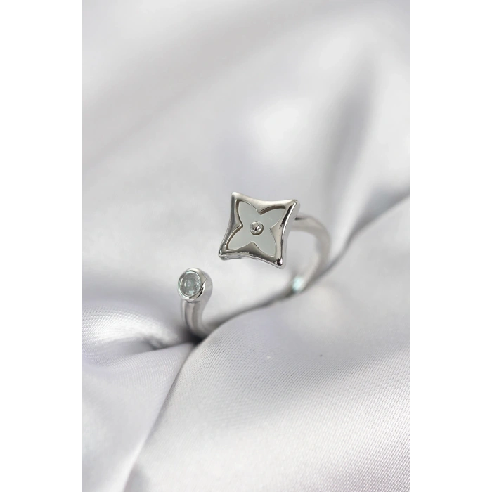 Gümüş Renk Köşeli Yonca Model Zirkon Taşlı Kadın Yüzük - TJ-BYK4098