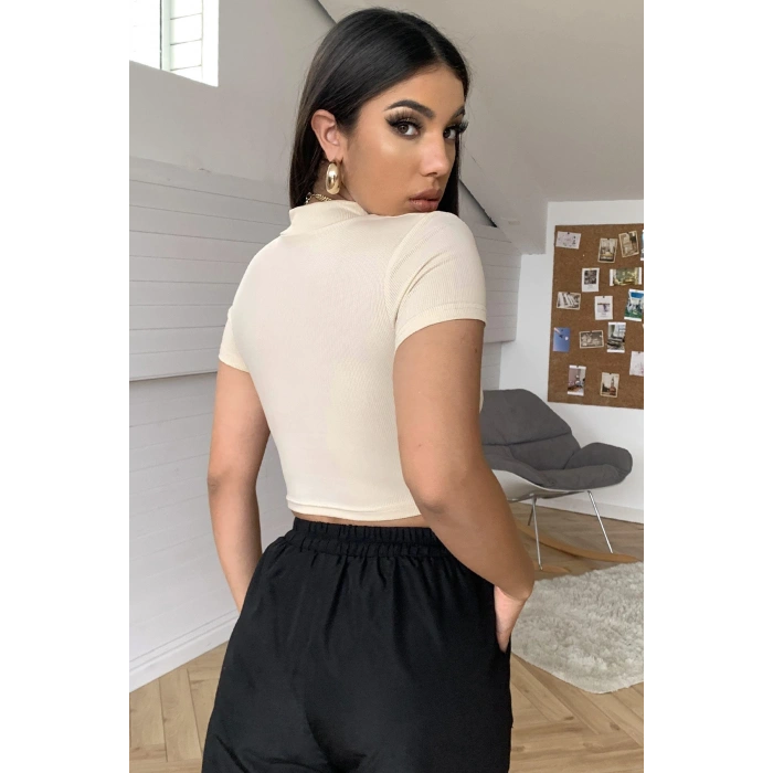 Kadın Ekru Göğüs Dekolteli Yarım Kollu Cut Out Crop Top Bluz