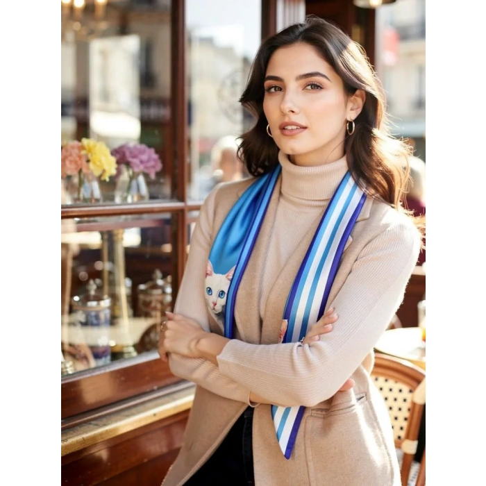 Kadın Mavi Çizgili ve Kedi Desenli Fular – Gömlek, Blazer ve Çanta İçin Uygun– Hediye Alternatifi