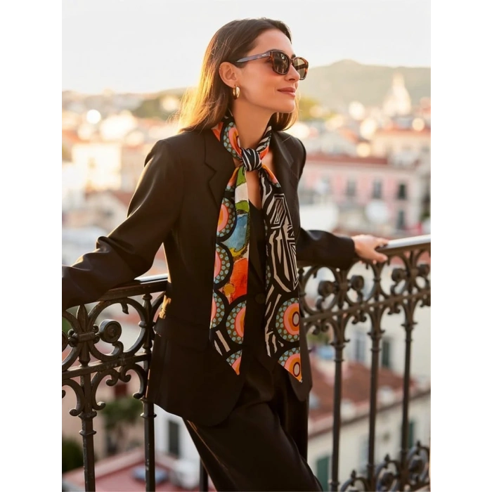 Kadın Renkli Saten Geometrik Desenli Fular Zarif ve Canlı Tasarım – Günlük & Ofis, Hediye Edilebilir