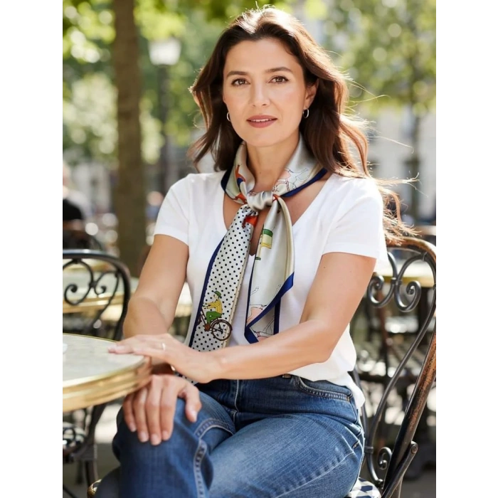 Kadın Retro Karakter Figürlü Puantiye Desenli Fular – Zarif ve Eğlenceli Stil