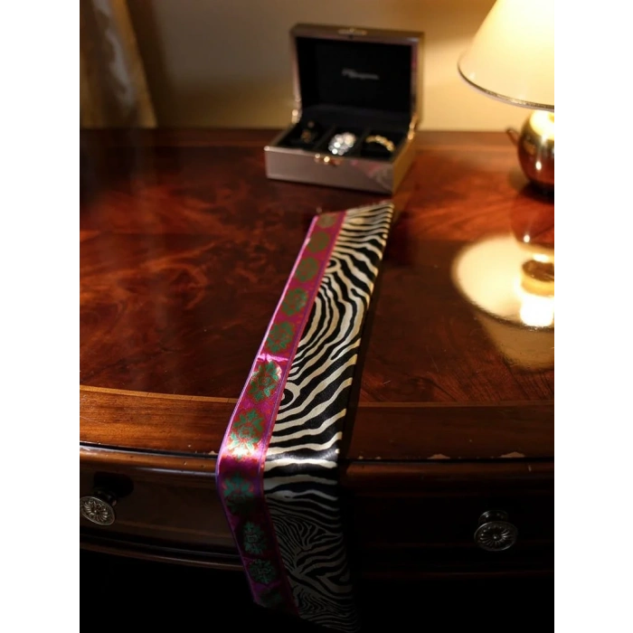Kadın Zebra Desen Saten İnce Fular – Çanta & Boyun Bağlamaya Uygun, Şık Hediye Seçeneği