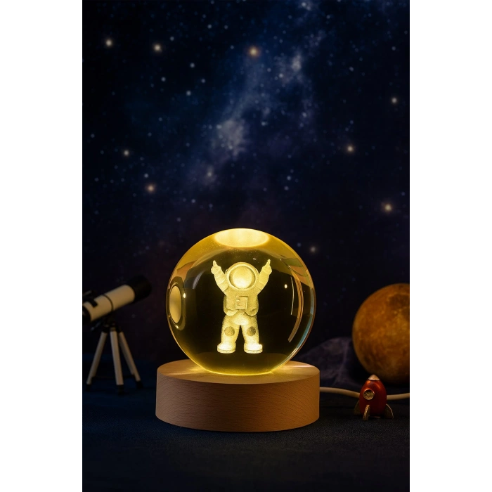 Kişiye Özel 3D Astronot Küre Kristal Led Gece Lambası – USBli Ahşap Standlı LED Masa Gece Lambası