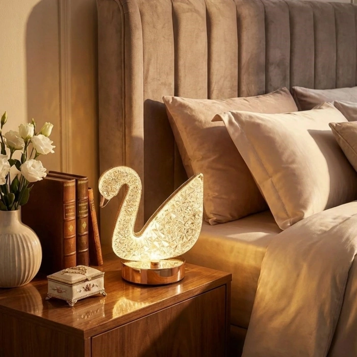 Kuğu Model Kristal LED Masa Lambası – Dokunmatik, 3 Renk Işık Modlu, Şarjlı Mini Dekoratif Gece Lambası (4887)