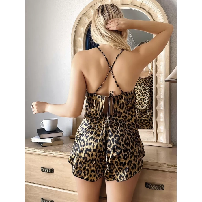 Leopar Desenli Sırt Çapraz Askılı Saten Şortlu Pijama Takımı