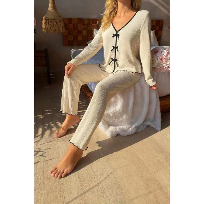 MARSiLYAN- Kadın Beyaz Fiyonklu İç Çamaşırı ve Uzun Kollu V Yaka Pijama Takımı 4lü Set