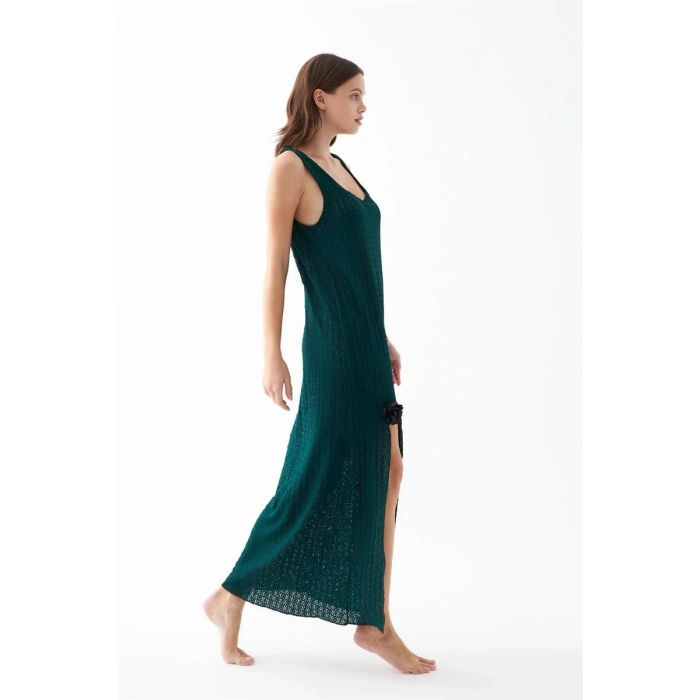 MİRAY- Kadın Zümrüt Yeşili Dantel Dokulu Yırtmaçlı Uzun Gecelik – Zarif ve Rahat Uyku Geceliği
