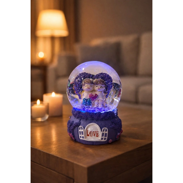 Mor Love Sevgililer Temalı Led Işıklı Kar Küresi 9 cm – Romantik & Anlamlı Sevgili Hediyesi