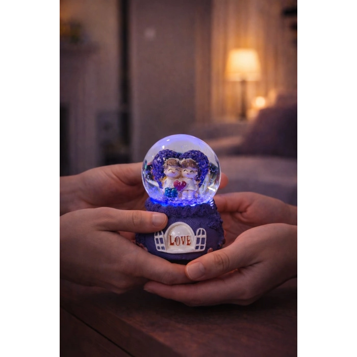 Mor Love Sevgililer Temalı Led Işıklı Kar Küresi 9 cm – Romantik & Anlamlı Sevgili Hediyesi