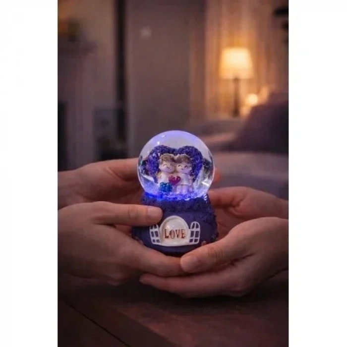 Mor Love Sevgililer Temalı Led Işıklı Kar Küresi 9 cm – Romantik & Anlamlı Sevgili Hediyesi