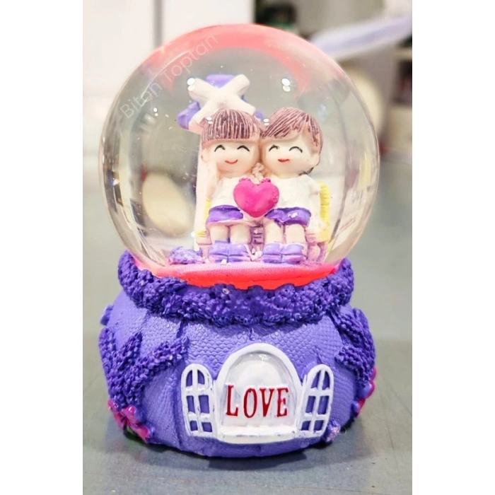Mor Love Sevgililer Temalı Led Işıklı Kar Küresi 9 cm – Romantik & Anlamlı Sevgili Hediyesi