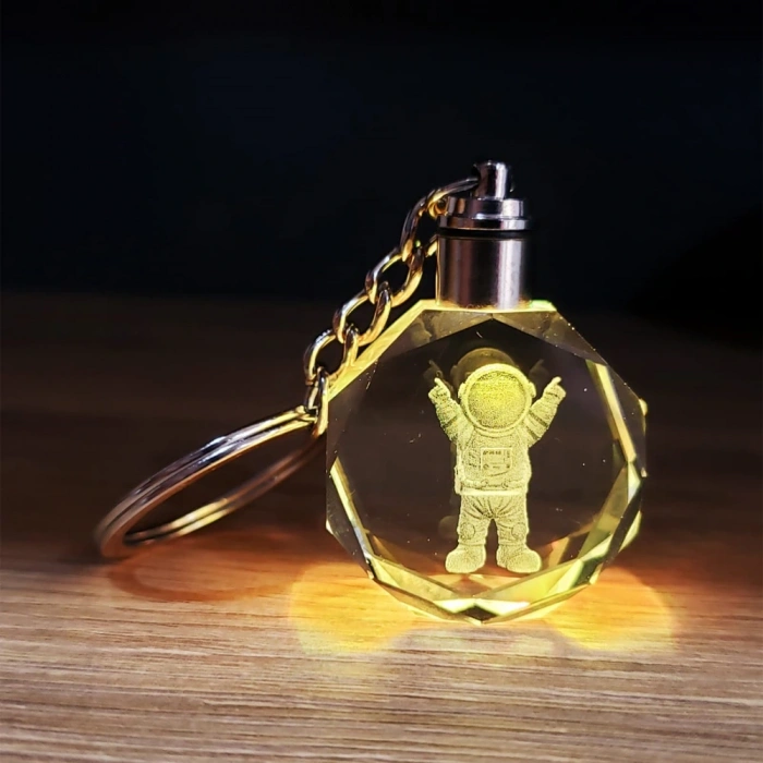 Mutlu Astronot Tasarımlı Renk Değiştiren Anahtarlık