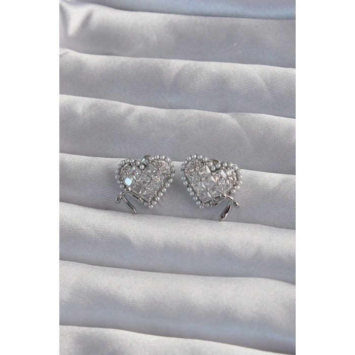 Pirinç Gümüş Renk Fiyonk Detay İncili Zirkon Taşlı Kalp Küpe - TJ-BKP9298