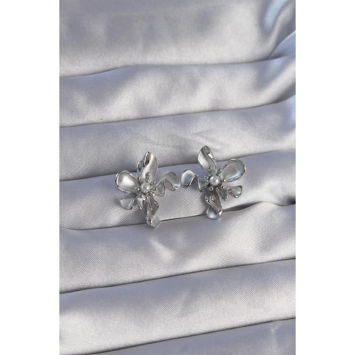 Pirinç Gümüş Renk İnci Detay Çiçek Tasarımlı Küpe - TJ-BKP9083