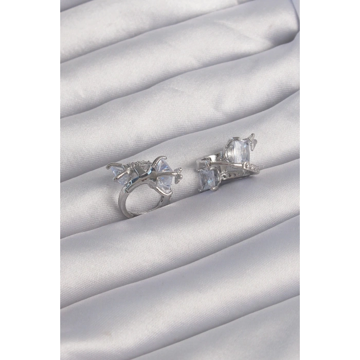 Pirinç Gümüş Renk İri Zirkon Taşlı Kıvrımlı Minimal Kelebekli Halka Küpe - TJ-BKP9288