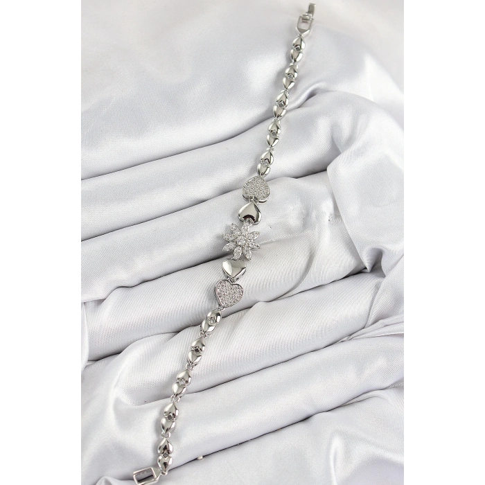 Pirinç Zirkon Taşlı Kalp Detaylı Çiçek Model Gümüş Renk Kadın Bileklik - TJ-BB7528