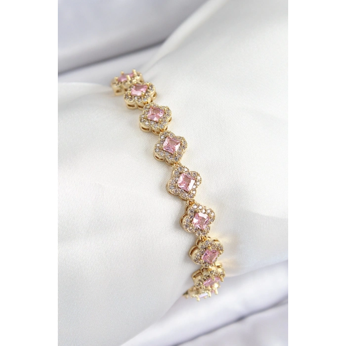 Pirinç Zirkon Taşlı Pembe Yonca Baget Model Gold Renk VIP Seri Kadın Bileklik - TJ-BB7506