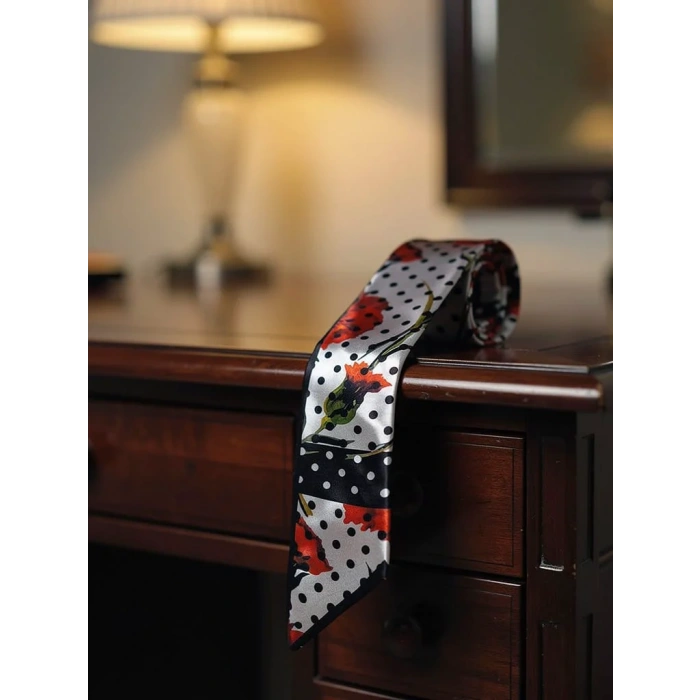 Puantiye Desenli Kadın Fular – Ceket, Elbise ve Gömlek Kombinleri İçin, Hediye Olarak İdeal