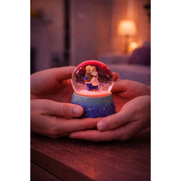 Sarılan Sevgililer Temalı Led Işıklı Kar Küresi 9 cm – Romantik & Anlamlı Sevgili Hediyesi