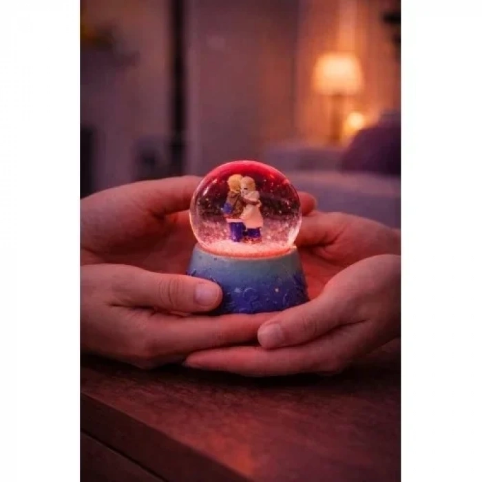 Sarılan Sevgililer Temalı Led Işıklı Kar Küresi 9 cm – Romantik & Anlamlı Sevgili Hediyesi