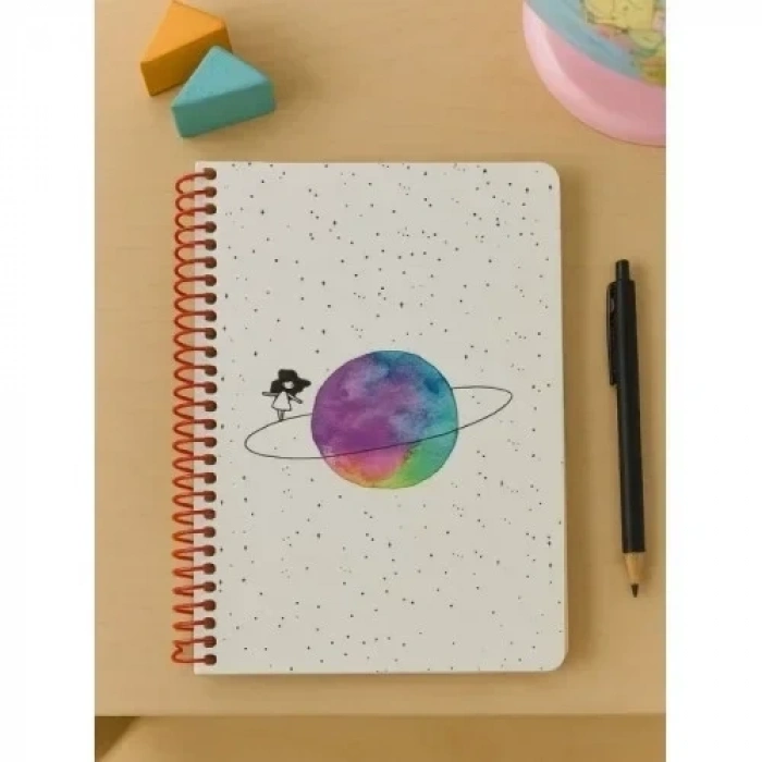 Satürn Kız Tasarımlı Spiralli Çizgili Defter – 80 Yaprak, 160 Sayfa (18 x 24 cm)