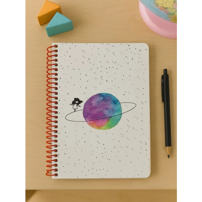 Satürn Kız Tasarımlı Spiralli Çizgili Defter – 80 Yaprak, 160 Sayfa (18 x 24 cm)