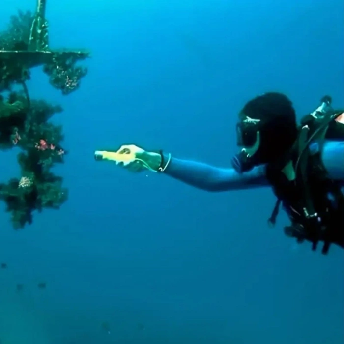 Süper Parlak LED Su Altı Dalış Feneri – Taşınabilir, Su Geçirmez ve Darbeye Dayanıklı El Feneri (4887)