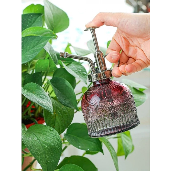 Vintage Cam Bitki Sulama Spreyi – Dekoratif Püskürtme Kolonya Şişesi 200 ml Kırmızı