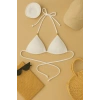 Kadın Beyaz Pedli Üçgen Bikini Üstü Halter Bağlamalı Aksesuarlı
